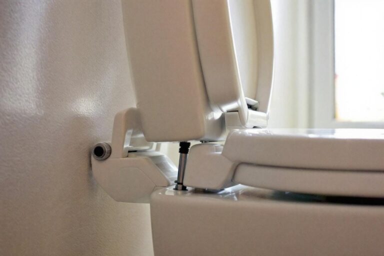Comment régler le frein d'un abattant WC facilement ?