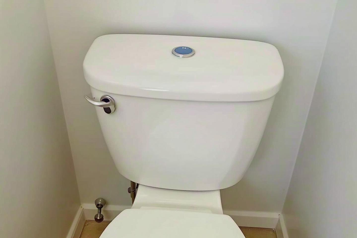 Combien de litres pour un réservoir WC ? Guide complet 2025