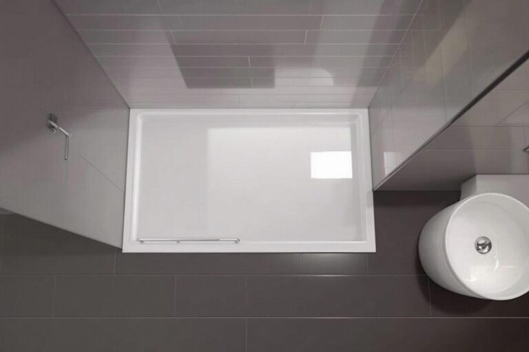 Quelle hauteur pour un receveur de douche : guide complet 2025