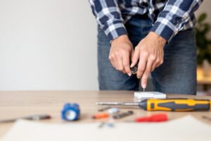 Comment installer une prise téléphonique : guide complet 2025