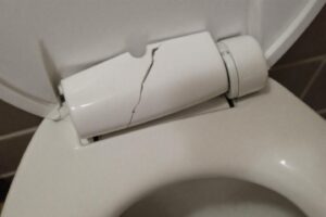 Comment réparer le frein de chute d'un abattant de WC facilement