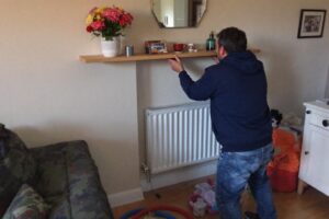 Peut-on installer une étagère au-dessus d'un radiateur en sécurité ?