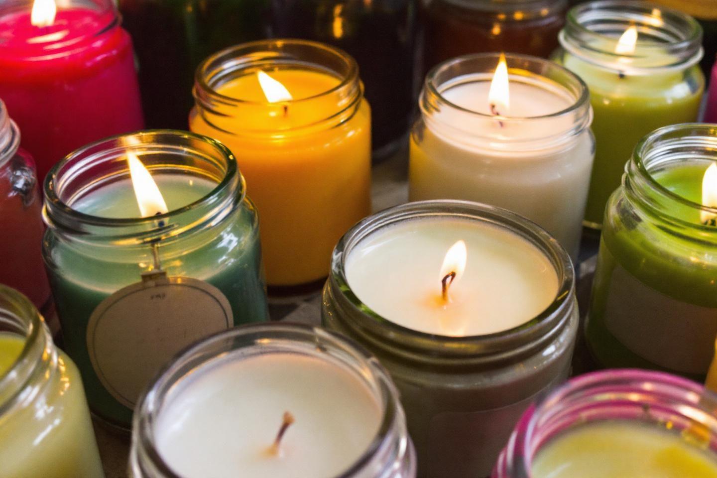 Quelle cire de bougie brûle le plus longtemps : comparatif complet