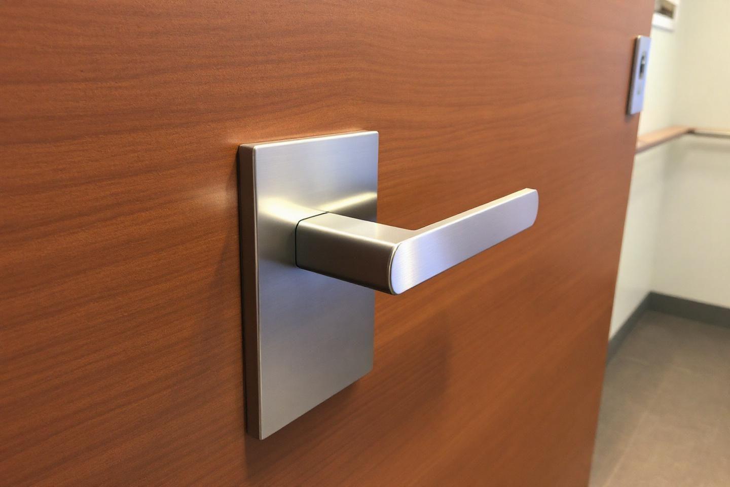 Hauteur poignée de porte PMR : normes et réglementation