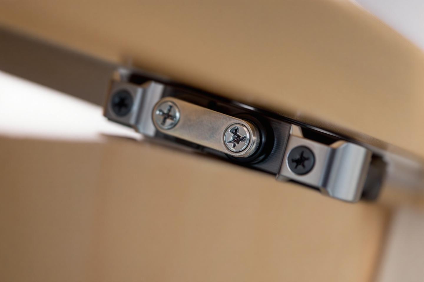 Comment maintenir fermée une porte intérieure efficacement ?