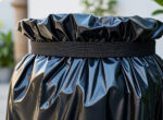 sac poubelle large ultra résistant avec fixations élastiques assurant un maintien optimal, idéal pour une gestion efficace et propre des déchets.